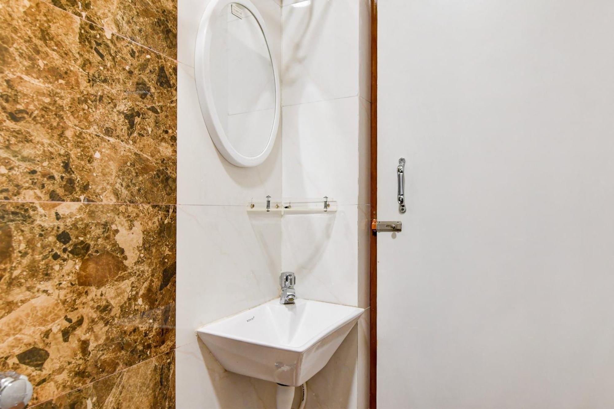 Super Townhouse Kaikhali Near Airport كولكاتا المظهر الخارجي الصورة