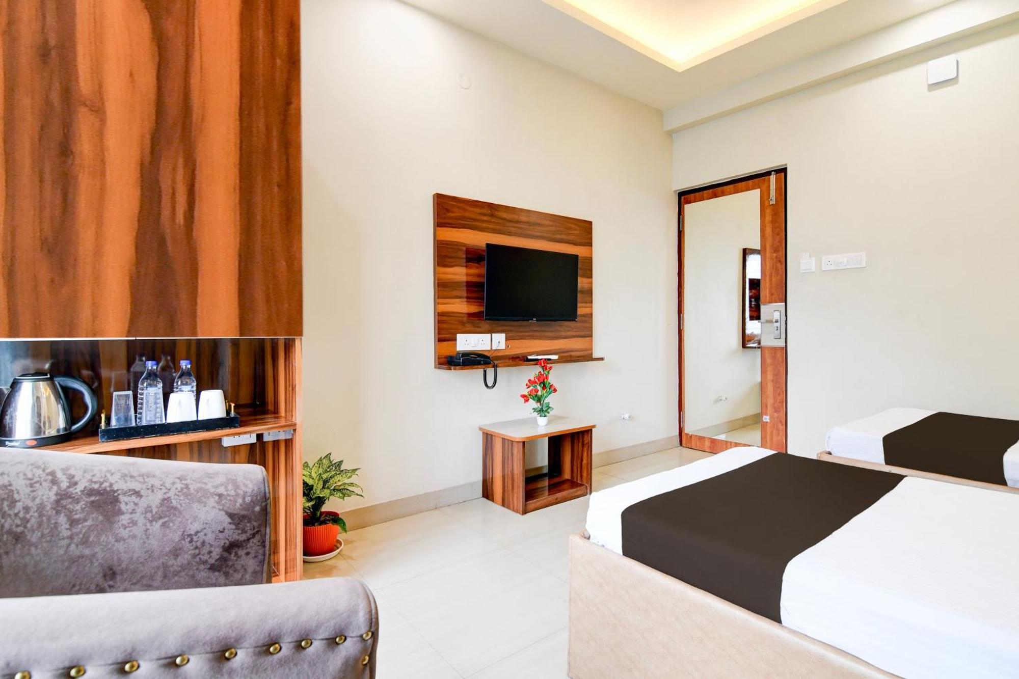 Super Townhouse Kaikhali Near Airport كولكاتا المظهر الخارجي الصورة