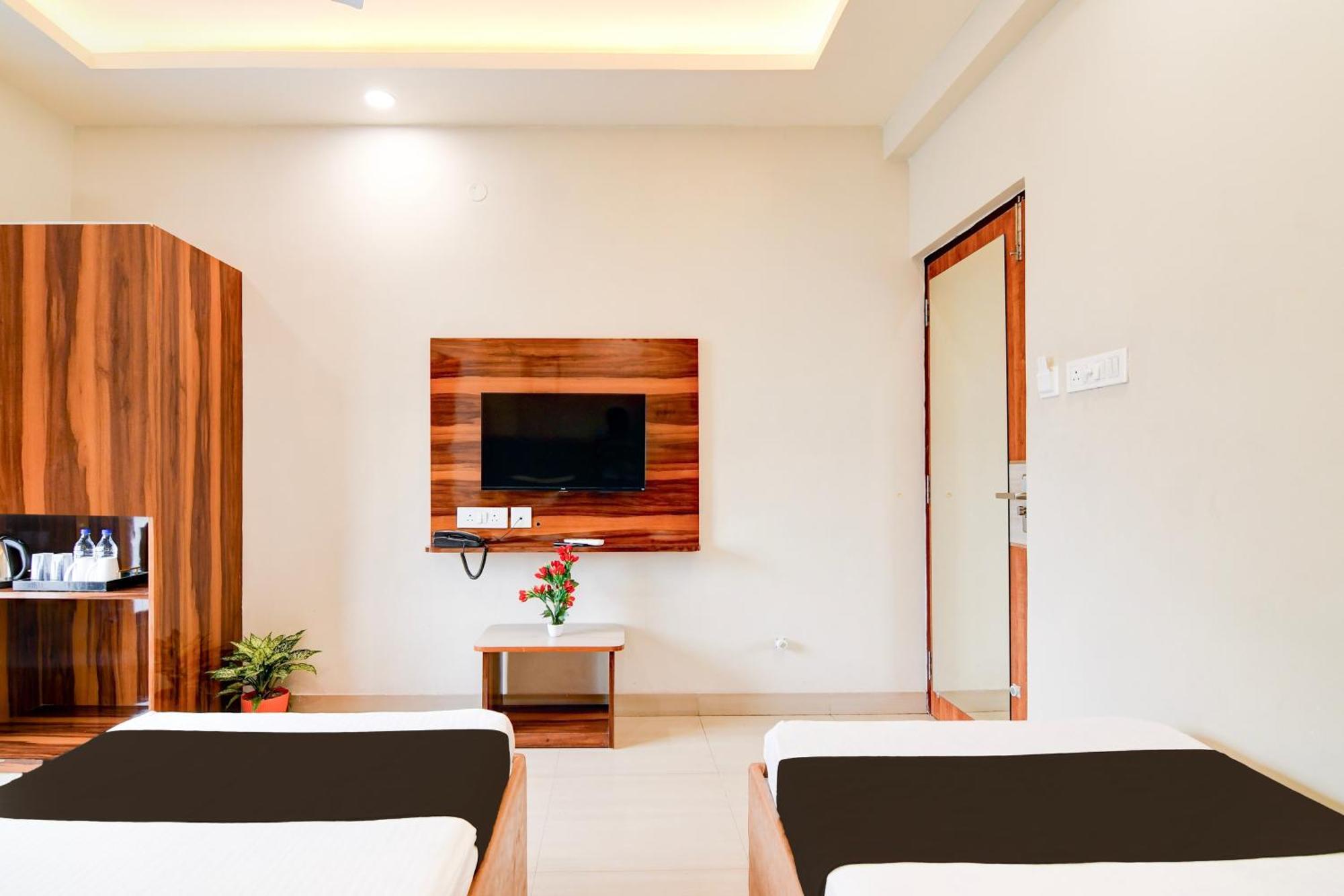 Super Townhouse Kaikhali Near Airport كولكاتا المظهر الخارجي الصورة
