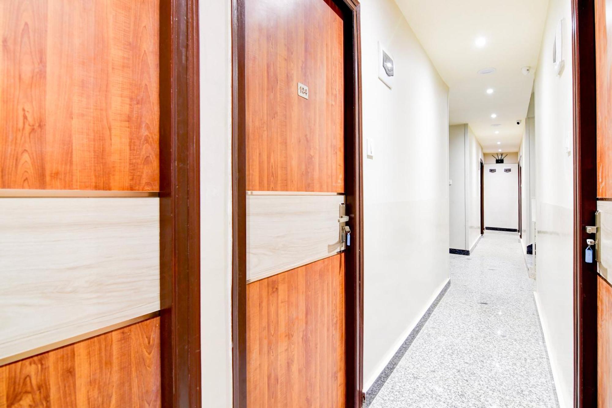 Super Townhouse Kaikhali Near Airport كولكاتا المظهر الخارجي الصورة